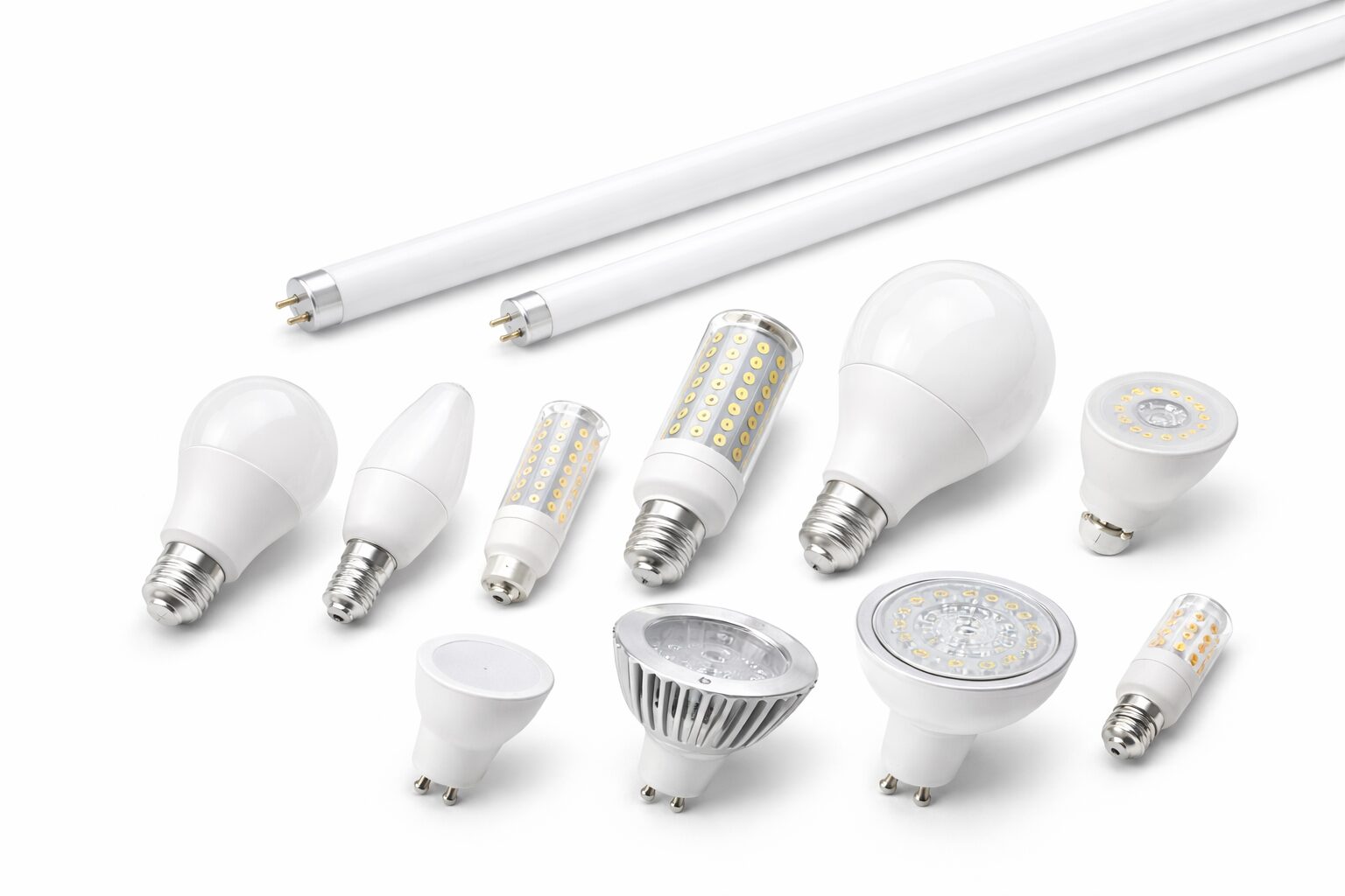 Ассортимент светодиодных LED ламп для дома, офиса и промышленности Разнообразие светодиодных ламп: линейные Т8, шарики Е27 и модели-споты на белом фоне